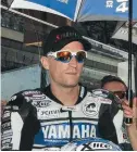  ?? DAVID CHECA (DÉTENTEUR DU RECORD DE 59’’462 SUR UNE YAMAHA R1 DU GMT) ?? « CAROLE EST UN CIRCUIT TRÈS COMPLIQUÉ. AVEC SES VIRAGES RAPIDES ET SES VIRAGES LENTS, IL REND DÉLICATE LA MISE AU POINT DE LA MOTO. ET SI ELLE N’EST PAS BIEN RÉGLÉE, IL EST IMPOSSIBLE D’Y ALLER VITE. POUR MOI, LE VIRAGE “BRAVO” N’EN EST PAS UN. JE...