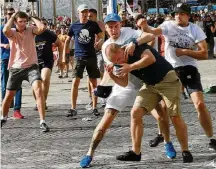  ?? JEAN-PAUL PELISSIER/REUTERS - 11/6/2016 ?? Hooligans. Russos e ingleses brigaram em Marselha