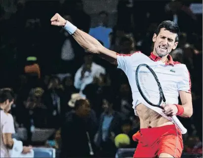  ?? JOHANNES EISELE / AFP ?? Un exultant Novak Djokovic celebrant la victòria enfront del croat Borna Coric