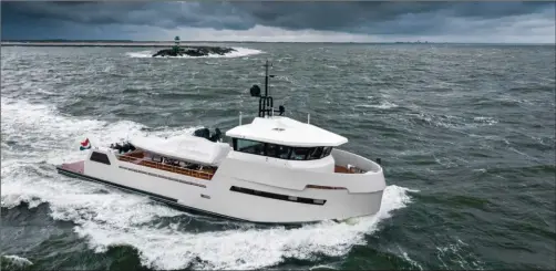  ??  ?? Le Lynx 24 Evo est un yacht support construit en Hollande. Franck Darnet a signé un intérieur confortabl­e et luxueux pour trois passagers et quatre marins.