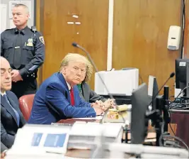  ?? ?? Donald Trump durante audiencia en el Tribunal Penal de Nueva YORK./AFP.