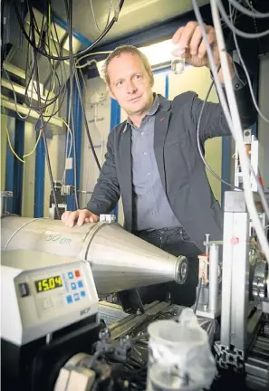  ?? TU Graz/Lunghammer ?? Heinz Amenitsch bei einem Versuch in der österreich­ischen Beamline SAXS.