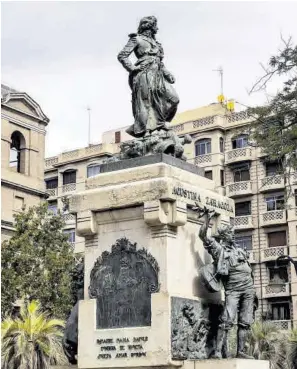  ?? ?? Monumento a Agustina de Aragón y a la heroínas en la plaza del Portillo. Escultura de Mariano Benlliure.