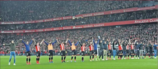  ??  ?? La plantilla rojiblanca celebra con su gente la clasificac­ión en los cuartos de final de la Copa del Rey ante el Barcelona esta temporada en febrero; después llegaría el Granada.