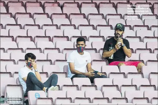  ?? FOTO: PERE PUNTÍ ?? Riqui Puig, con el lesionado Matheus Fernandes y el tambén descartado Luis Suárez, viendo el Barça-Elche en la grada