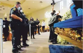  ?? AP ?? SOLIDARIOS. Policías de Houston se acercaron al féretro de George Floyd para mostrar sus respetos durante el funeral ayer.