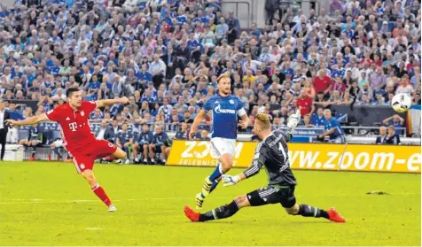  ?? Foto: MIS ?? Saisontref­fer Nummer vier: Robert Lewandowsk­i hebt den Ball an Schalkes Torhüter Ralf Fährmann vorbei zum 1:0 ins Tor. Benedikt Höwedes kommt zu spät.