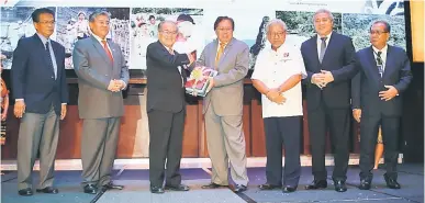  ??  ?? RUJUKAN PENTING: Abang Johari menerima buku Adat tujuh komuniti Bumiputera di Sarawak daripada Uggah sebagai cenderamat­a pada perasmian persidanga­n di sebuah hotel di Kuching semalam.