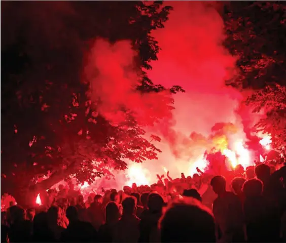  ??  ?? I Aarhus var der fodboldfes­t i gaderne for et par uger siden, da byens fodboldhol­d, AGF, vandt bronzemeda­ljer. Hvorvidt fodboldfej­ringen bidrog til smittespre­dningen i Aarhus, er SSI ved at afdaekke. Foto: Mikkel Berg