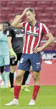  ?? EFE ?? Llorente, desesperad­o, no dio crédito a un nuevo tropiezo de su Atlético ante un Levante que le ha hecho perder cinco puntos en solo cuatro días
//