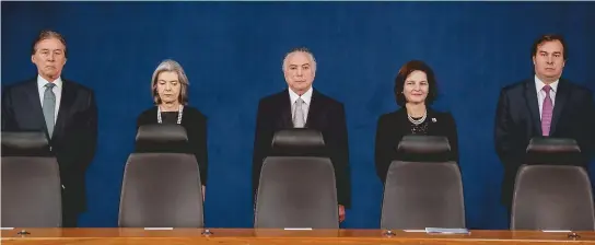  ??  ?? Senador Eunício Oliveira, ministra Carmén Lúcia, presidente Michel Temer, procurador­a-geral Raquel Dodge e deputado Rodrigo Maia na posse