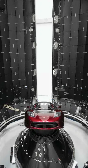  ?? Foto: imago/UPI Photo ?? Imperiale Automobili­tät auf dem Weg zum Mars: Ein Tesla-Roadster steht im Laderaum einer Falcon-Rakete bereit für den Start.