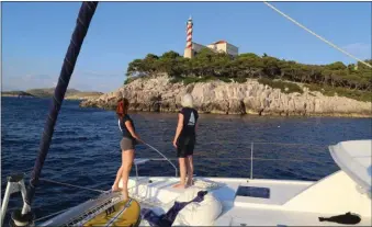  ??  ?? A saluer à l’heure du couchant, la tour en fonte du phare de Sestrica construit sur l’île éponyme, au sud de Dugi Otok, à l’ouest de l’île Kornat.