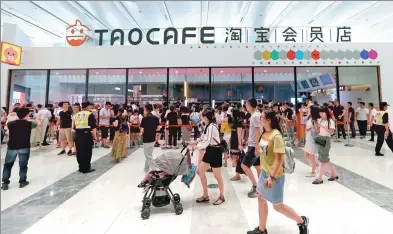  ?? WANG ZHUANGFEI / CHINA DAILY ?? Alibaba Group’s cashier-free retail store Tao Cafe attracts customers in Hangzhou, Zhejiang province.