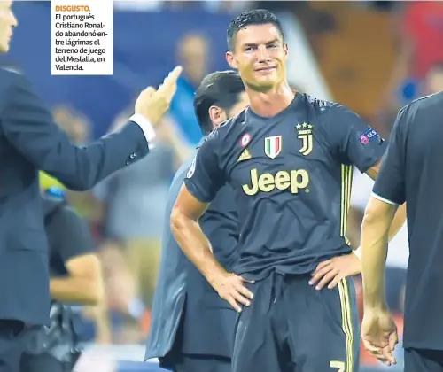  ??  ?? disgusto. El portugués Cristiano Ronaldo abandonó entre lágrimas el terreno de juego del Mestalla, en Valencia.
