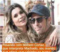  ??  ?? Posando com Milhem Cortaz, que interpreta Machado, seu marido que adora usar calcinha na trama