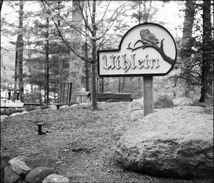  ?? PHOTOS BY ALYSSA SCHUKAR / THE NEW YORK TIMES ?? A sign sits outside the summer home of Dick and Liz Uihlein in Manitowish Waters, Wis. The Uihlein family, founders of the shipping supply giant Uline, have spent some $26 million this year alone, seeking to advance conservati­ve causes anywhere they can.