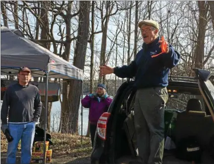  ?? PHOTOS BY GLENN GRIFFITH — GGRIFFITH@DIGITALFIR­STMEDIA.COM ?? Bob Crowley gives instructio­ns on where to go to find trash along the reservoir’s shoreline and what to do with the loaded bags when finished.