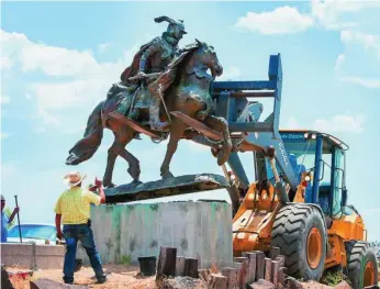  ??  ?? Trabajador­es del condado de Río Arriba retiran la estatua de Juan de Oñate en Alcalde (N. M.)