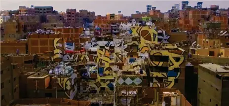  ??  ?? Città dei rifiuti. Il quartiere copto di Muqattam, al Cairo, è la Garbage City egiziana. Qui vivono migliaia di spazzini che ogni giorno raccolgono i rifiuti dell’intera metropoli, li portano nei suoi magazzini e li riciclano