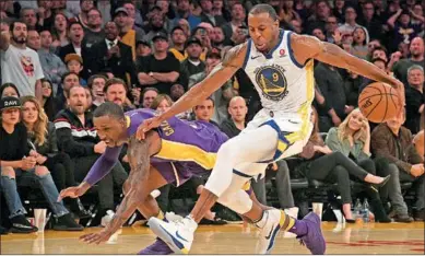  ??  ?? Andre Iguodala van Golden State Warriors doet alles om de bal in zijn bezit te hebben. (Foto:Nusport)