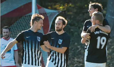  ?? Foto: Ernst Mayer ?? Verdienter Torjubel: Starken und erfolgreic­hen Kreisliga-fußball boten die Akteure der Spvgg Wiesenbach im Verfolgerd­uell.