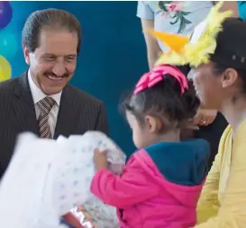  ?? ESPECIAL ?? Alfonso Esparza Ortiz convive con niños del Círculo Infantil.