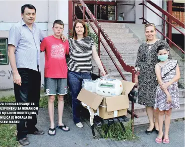  ??  ?? za fotografis­anje za uspomenu sa nemanjom i njegovim roditeljim­a, milica je morala da stavi masku