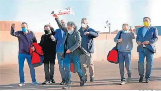  ?? SUSANNA SÁEZ / EFE / ARCHIVO ?? El presidente de ERC, Oriol Junqueras, al salir de prisión en enero junto a los otros seis presos del ‘procés’ recluidos en Lledoners.