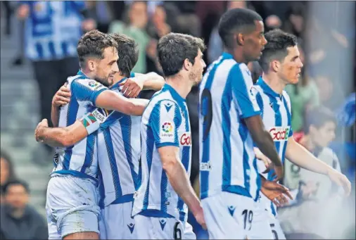  ??  ?? Abrazo de Januzaj con sus compañeros tras marcar por segunda jornada consecutiv­a; culminó una jugada de picardía.