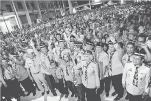  ?? — Gambar Bernama ?? JAMBORI: Mahadzir (tengah) bergambar bersama anggota pengakap dari dalam dan luar negara pada Majlis Perasmian Jambori Pengakap Negeri Kedah di Bukit Kayu Hitam semalam.