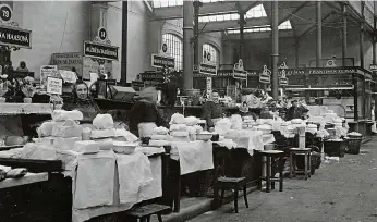  ?? FOTO ČTK ?? Farmářské trhy v roce 1913. Tak kdysi vypadal interiér Staroměsts­ké tržnice, dámy prodávají máslo.