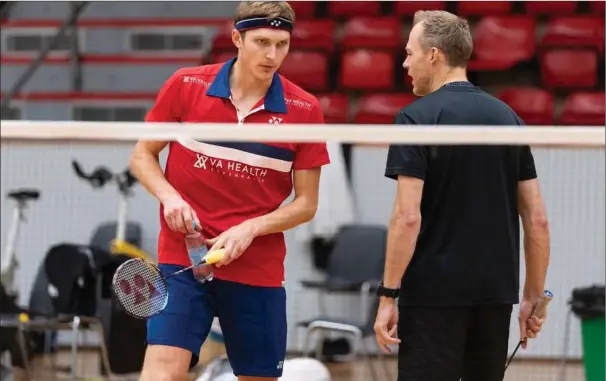  ?? ?? Cheflandst­raener Kenneth Jonassen i samtale med Viktor Axelsen i Brøndby før VM for hold. Foto: Claus Bech/Ritzau Scanpix