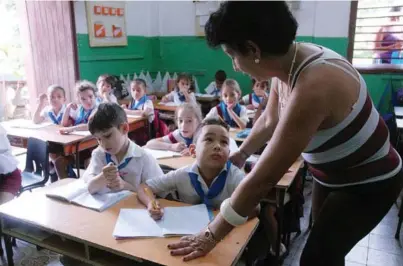  ??  ?? “Nosotros pudiéramos tener los mejores textos, programas y planes, pero también necesitamo­s maestros y directivos preparados”, subrayó Silvia. | foto: Agustín Borrego