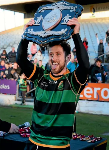  ?? KAVINDA HERATH/STUFF 634535849 ?? Marist captain Scott Eade holds the Galbraith Shield aloft after they beat Star 26-15 in the 2017 Southland premier club rugby final on Saturday.