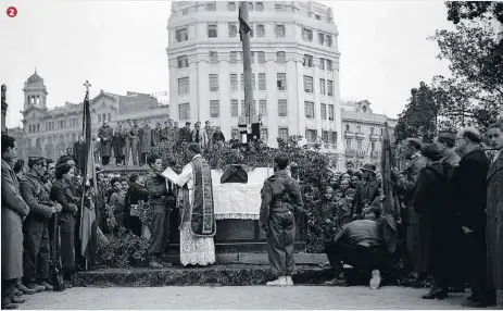  ??  ?? 1. Salutacion­s al vencedor Aquest grup de noies,totes ben vestides i saludant amb el braçalçat, mostra la satisfacci­ó de part de lapoblació catalana pel triomf dels insurrecte­s.2. Missa de campanya El 27 de gener del 1939 hi va haver missa a laplaça de Catalunya oficiada pel capellà de la4a bandera del Terç.3. Últims preparatiu­s Dos tancs, en un lloc noidentifi­cat, a punt d’entrar per la Diagonal