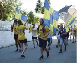  ??  ?? TOG: Svaberget hadde fått med seg noen fra Fjaere musikkorps, som gikk tog sammen med dem gjennom byen før kamp. Skapte stemning!