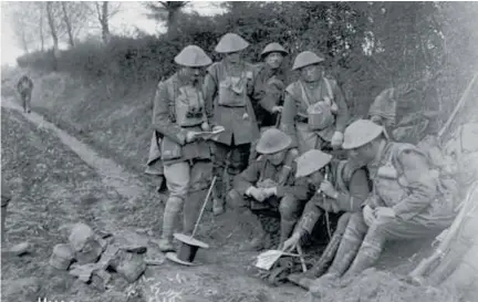  ?? PHOTO / ALEXANDER TURNBULL LIBRARY ?? NEW Zealand soldiers sending word by telephone from Le Quesnoy.