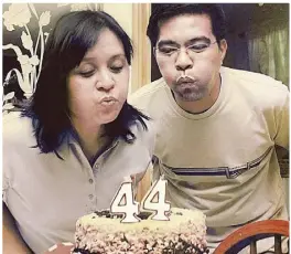  ??  ?? Luis and Elvie Marquez celebrate their 44th birthday at their home in Palanan, Makati.