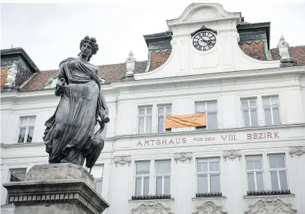  ??  ?? Die malerische Kulisse des Amtshauses lockt viele Brautpaare aus anderen Bezirken in die Josefstadt. Wie lange noch?