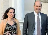  ??  ?? In famiglia Nicola Zingaretti con la moglie Cristina Berliri (madre dei figli Flavia e Agnese) e sotto con il fratello, l’attore Luca