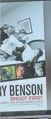  ??  ?? En la intimidad. Harry Benson, en la presentaci­ón del film3, en cuyo cartel se muestra la guerra de almohadas de los Beatles