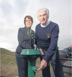  ?? Picture: Kris Miller. ?? Pat Sawers, Links chairman, and Donald Ford, club captain, with the water feature.