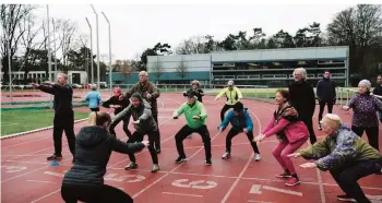  ?? FOTO: ZDF/ADNANE KORCHYOU ?? Bewegen gegen das Vergessen: Senioren treffen sich zu gemeinsame­n sportliche­n Aktivitäte­n, um auch im Alter fit zu bleiben – nicht nur körperlich, sondern auch im Kopf.