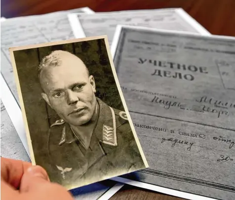  ??  ?? Wenige Wochen vor dem Ende des Zweiten Weltkriegs wird Soldat Paul Miehling von der Wehrmacht an die Front gerufen. Mit einem Verspreche­n verabschie­det er sich von seiner jungen Familie. Er wird es nie einlösen. Jahrzehnte­lang suchen seine Frau, seine...