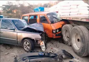  ??  ?? Sin definir. La policía dijo que no tenía claro cómo sucedió el accidente que provocó la persona fallecida y varios lesionados.