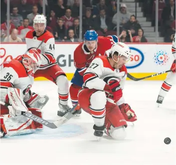  ??  ?? Le défenseur Justin Faulk n’a pas hésité à se placer devant les tirs foudroyant­s de Shea Weber. PHOTO PIERRE-PAUL POULIN