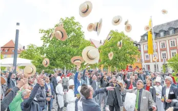  ?? FOTO: PS ?? Jetzt fliegen die Hüte. Ellwangen hat seinen Hut – beziehungs­weise seine Hüte – in den Ring geworfen.