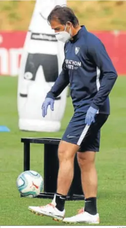  ?? LALIGA ?? Lopetegui le da pataditas a un balón durante un reciente entrenamie­nto.