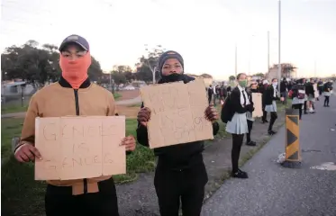  ?? AYANDA NDAMANE African News Agency (ANA) ?? GORDON’S High School pupils protest after one of the teachers tested positive for Covid-19. They joined forces with Cosas in shuting down the school. |